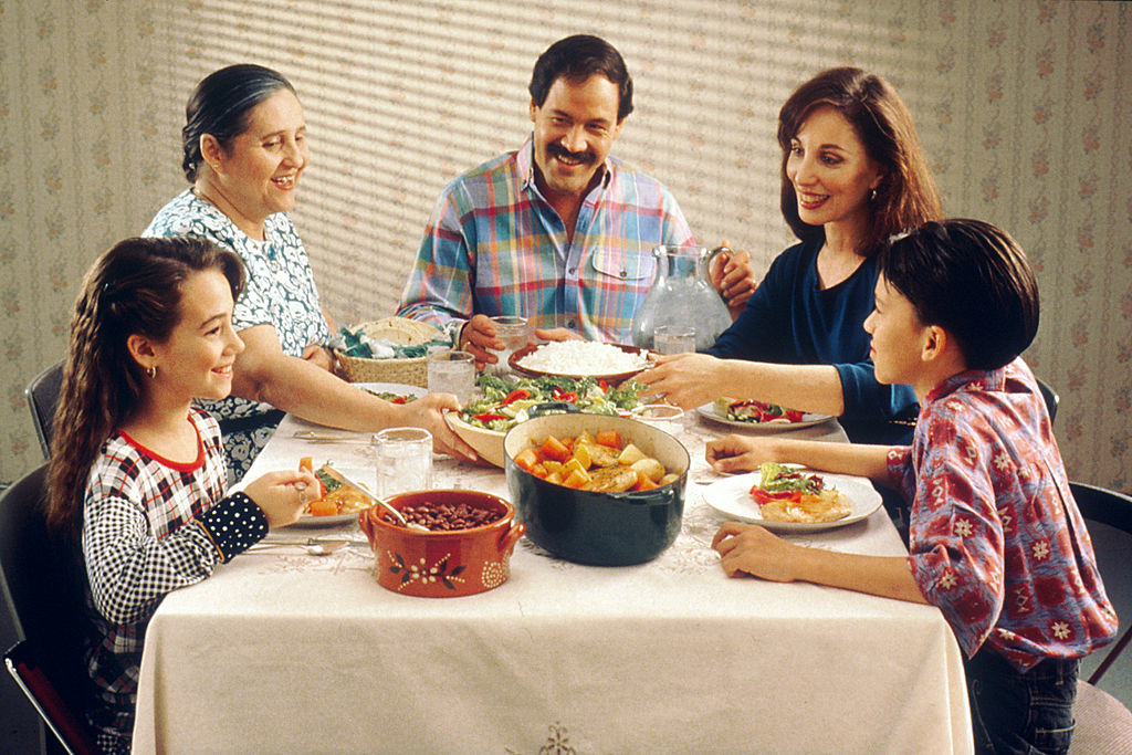 1024px-Family_eating_meal